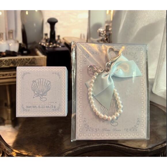 FLOWER KNOWS Shell's Jewel Collection Highlighter Balm BLUE TEARS w/ Charm ~ NIB - Picture 2 of 4